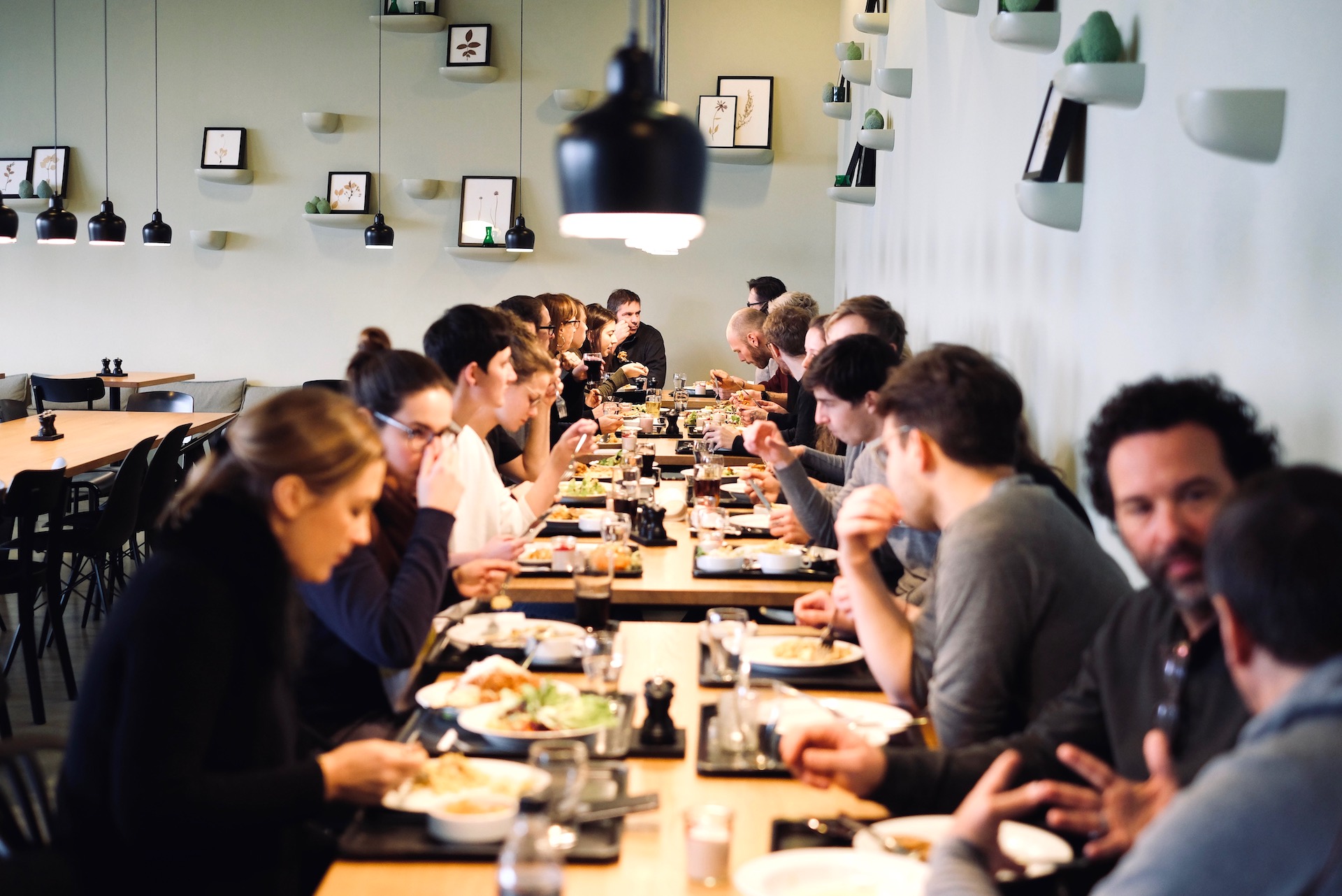 Gemeinsames Mittagessen in der vitra Kantine