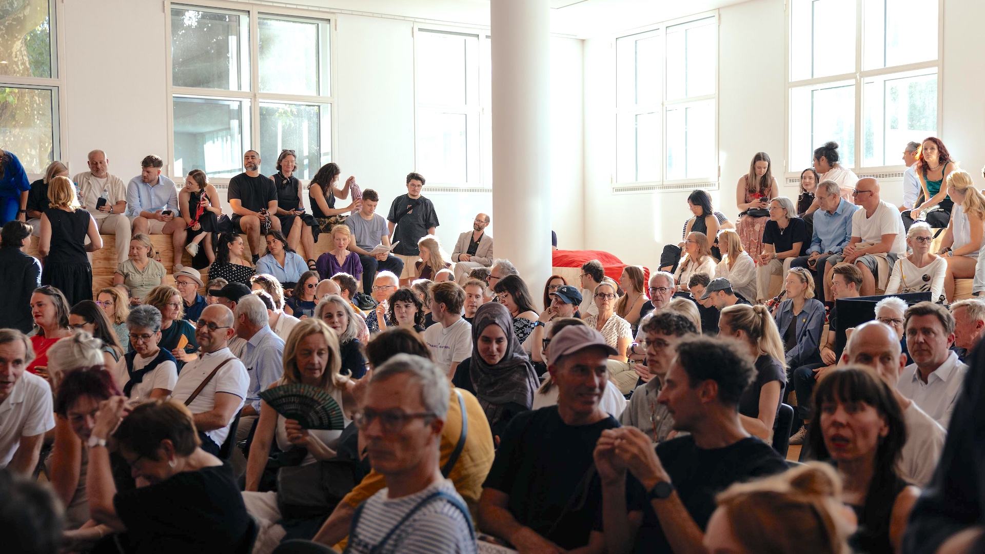 Publikum im WDC Campus Hub am Tag der Eröffnung