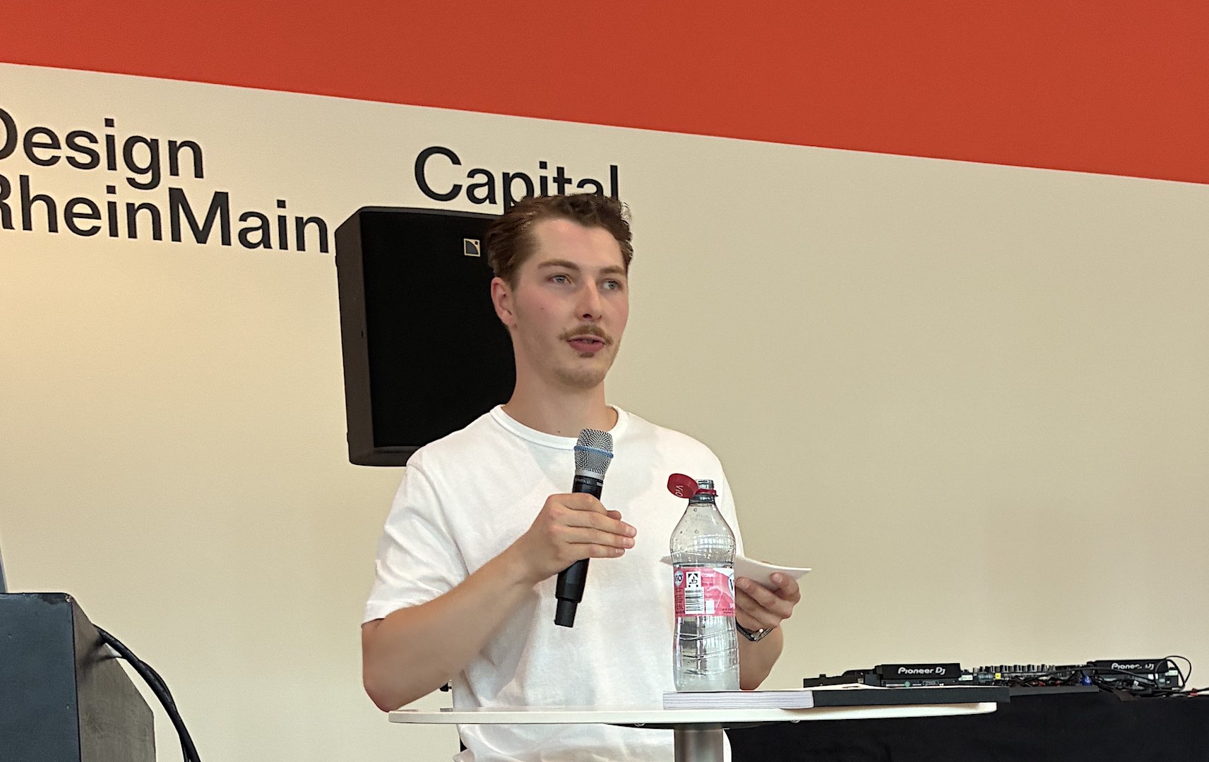 Laurin Emmerich bei der Vorstellung seiner prämierten Diplomarbeit Numa. einem Device für Menschen mit Alexithymiefür Autisten mit