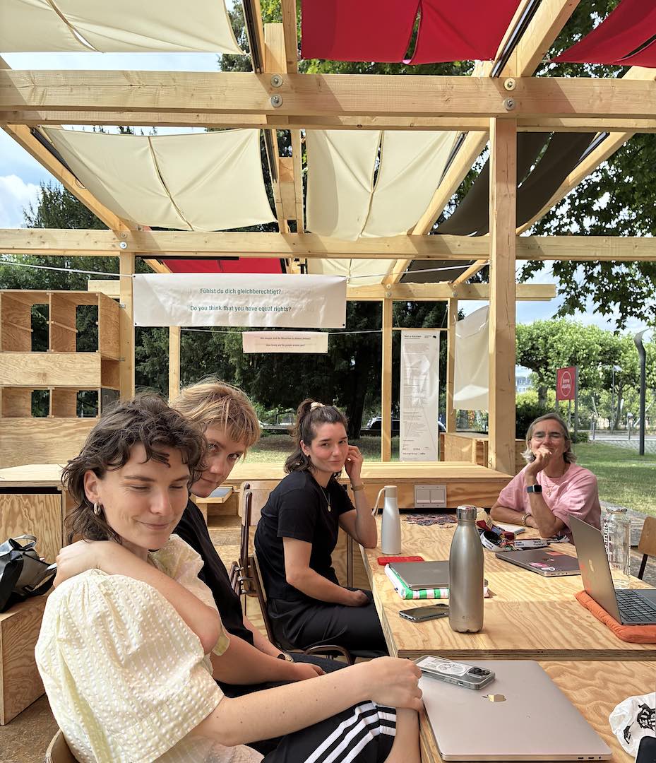 Resumée des erfolgreichen Festivals und Planung der nächsten Tage am Montag danach in der Mainzer Demokratieküche im Park des Museums