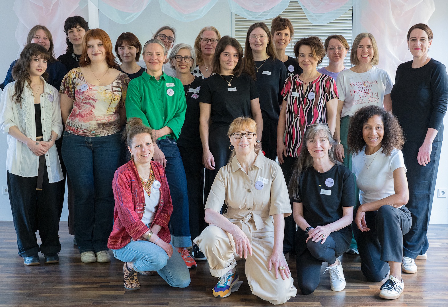 Das Organisationsteam vordere Reihe v. r. n. l. Beate Stein, Susanne Wacker, Annette Bertsch, Ina Hengslter; 2. Reihe: Nina Neusitzer, Sophie Dobrigkeit, Susanne Puzicha, Lynn Witzel, Friedericke Bothe, 2 studentische Hilfskräfte; hintere Reihe: Marie Dowling, Marie Träger, Hannah Wachenfeld, Kathrin Ahrens und Manuela Schiffner (beide Wirtschaftsförderung Frankfurt), Heike Brockmann, 2 studentische Hilfskräfte, Melina Radtke